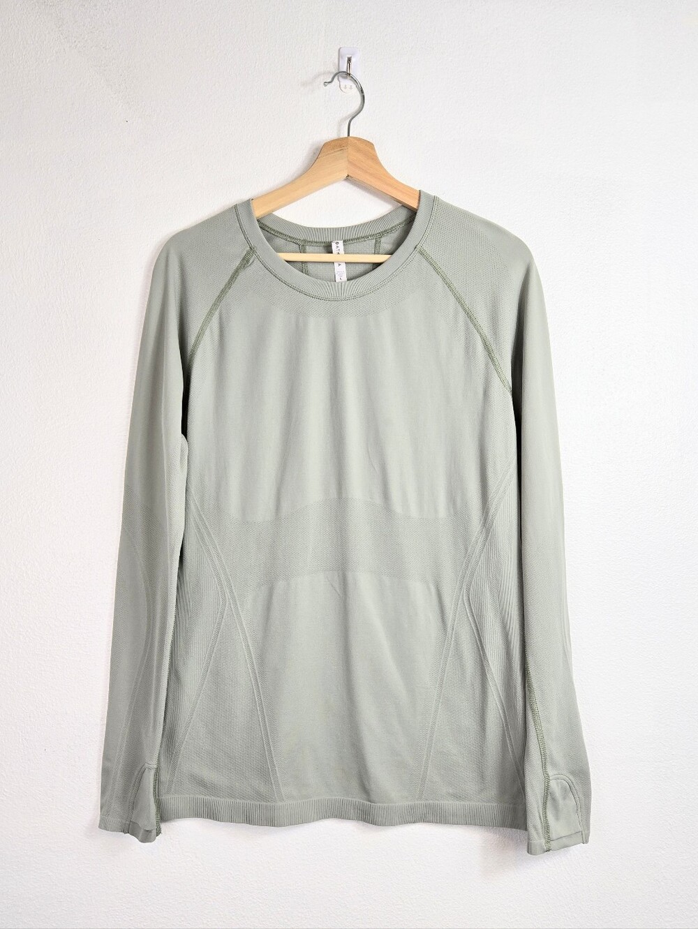 Athleta Momentum Seamless Top Long Sleeve Body-skimming zero-slip hem Size Large